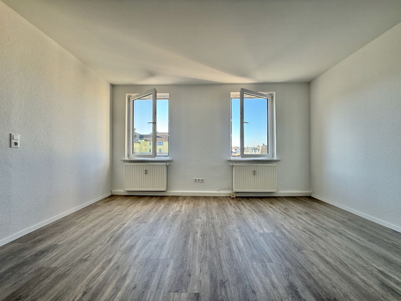 2 Zimmer • mit Einbauküche • neues Bad • in Limbach-Oberfrohna • zur Miete • jetzt anschauen!