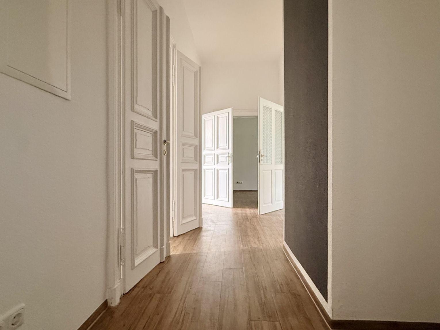 Tolles Ambiente • 5 Räume • Sanitäranlage mit Dusche • Stuck • Portaltüren • Kanzlei? • Büro?