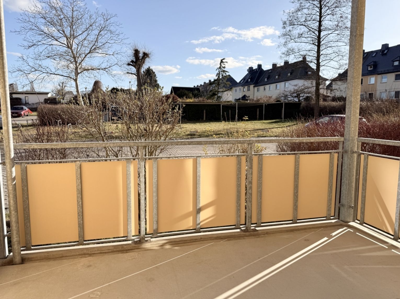 3 Zimmer • Südbalkon • modernes Laminat • Hochparterre • Stellplatz • Fussbodenheizung • TOP!