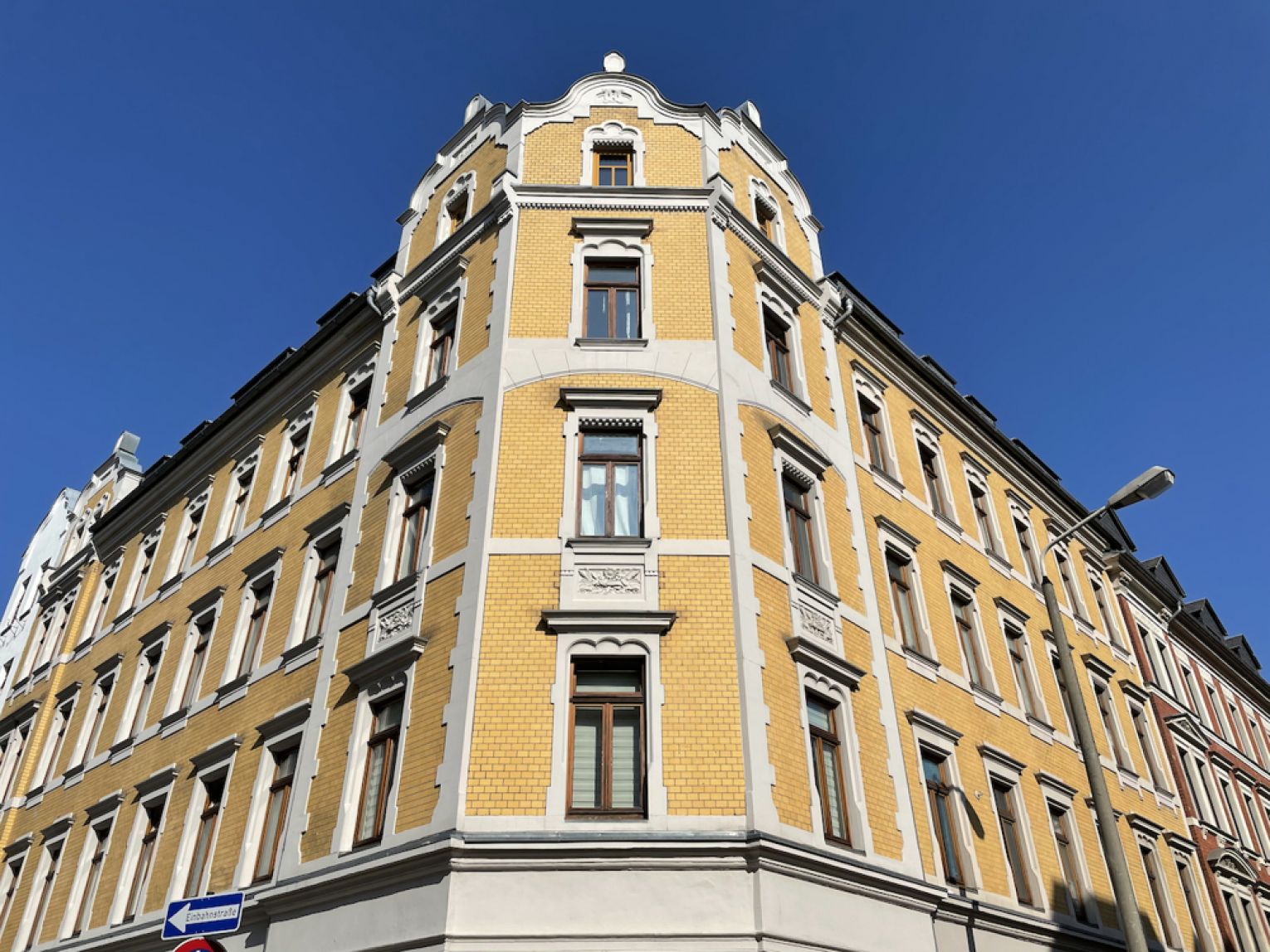 2 Zimmer • Bad mit Fenster • Einbauküche • hell & sonnig • Haus mit Aufzug • Was will man mehr :-)