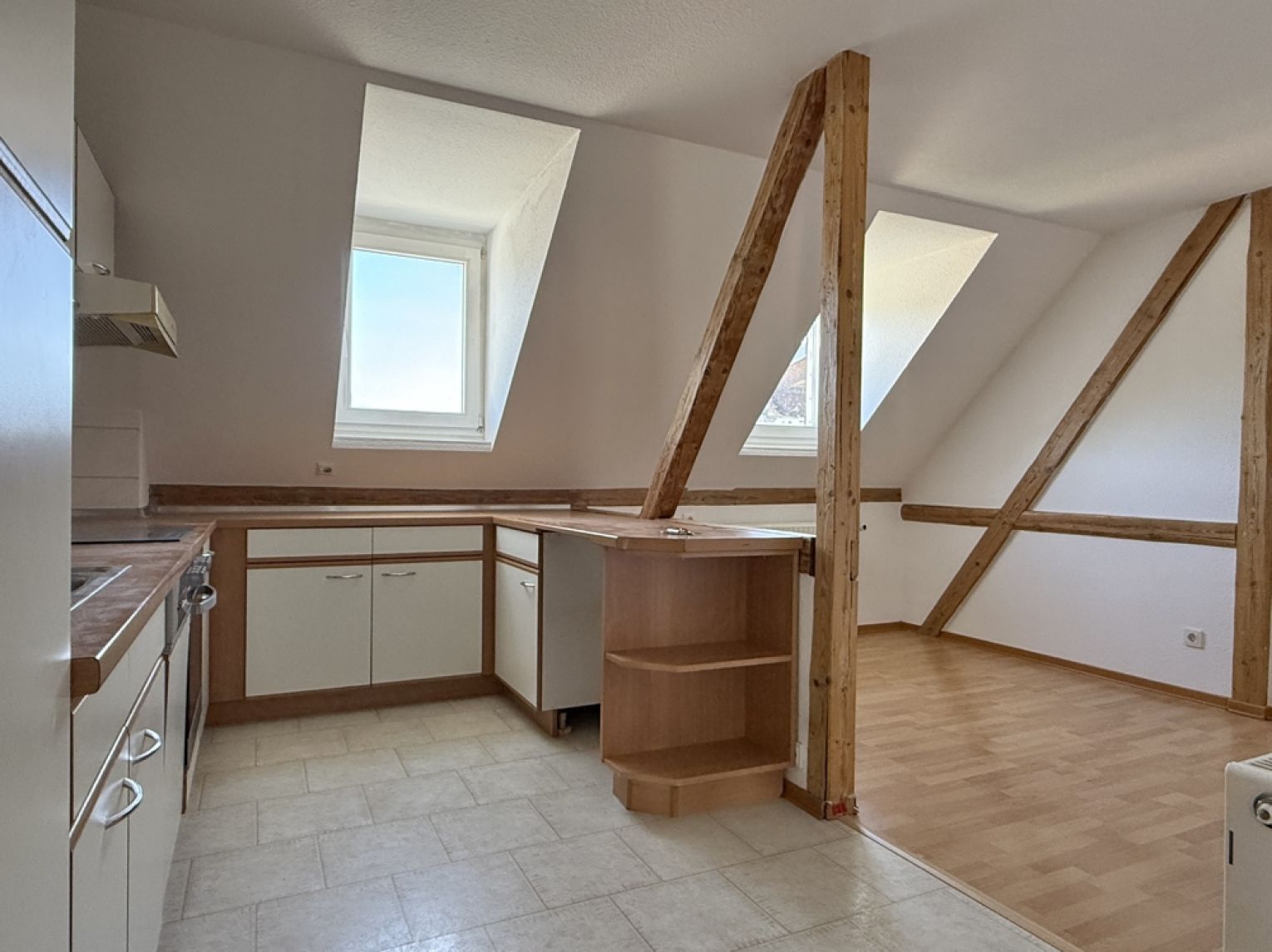 viiiel Platz • 2 Zimmer • Einbauküche • Dusche & Wanne • Tageslichtbad • Dachgeschoss