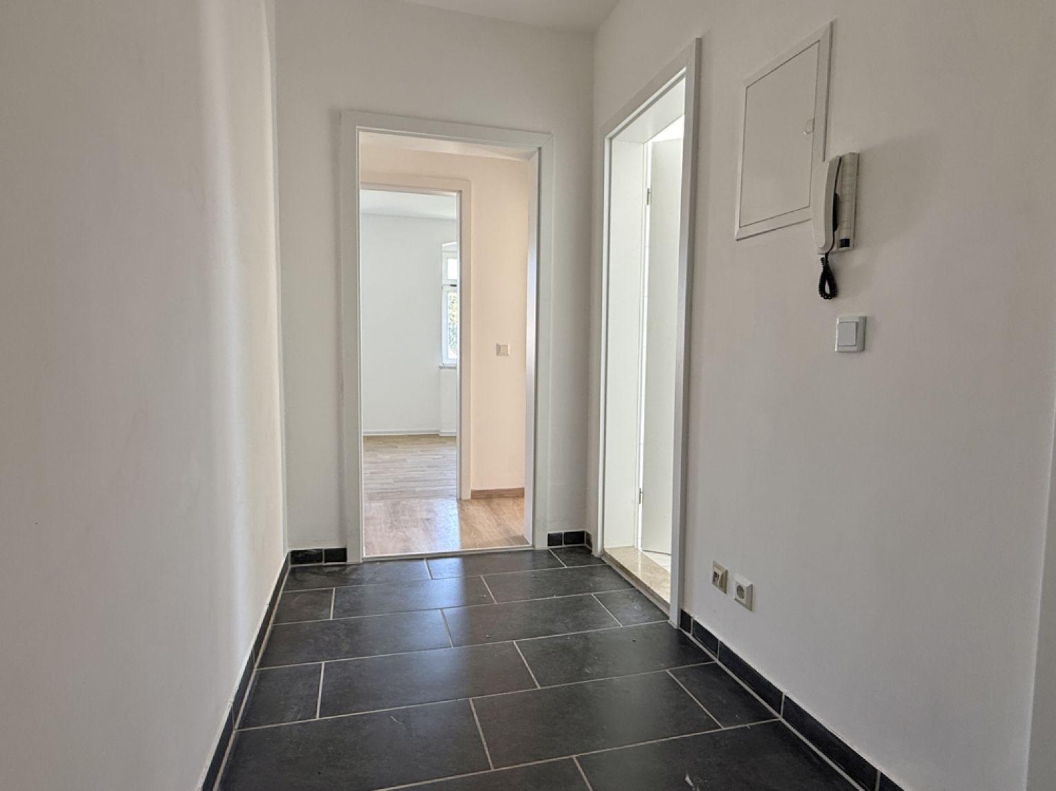 2 Raum • alles NEU • moderner Grundriss • Dachgeschoss • ruhige Lage • Stellplätze • mal anschauen ?