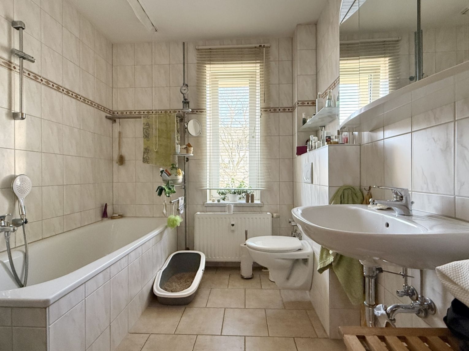 SELTEN! • 4 Zimmer • Balkon • ruhige Lage • Bad mit Wanne • neues Laminat in Absprache • anschauen?