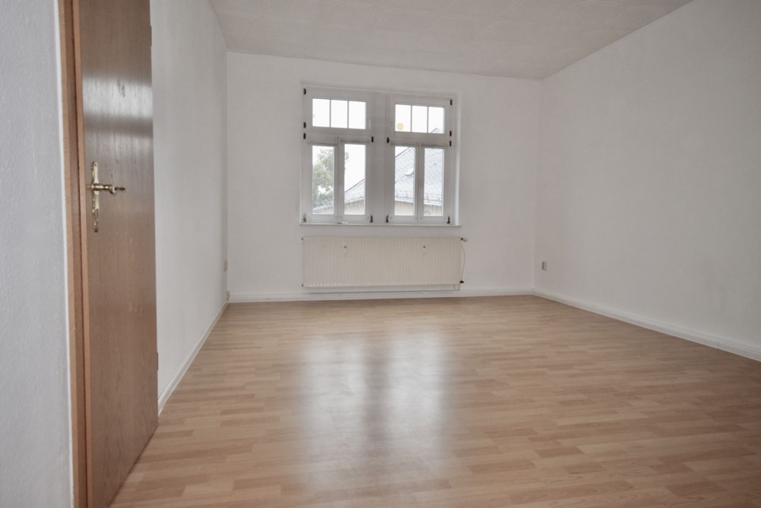 3 Zimmer • Dachgeschoss-Flair • TOP Bad mit Fenster, Dusche & Wanne • Laminat • TOP!