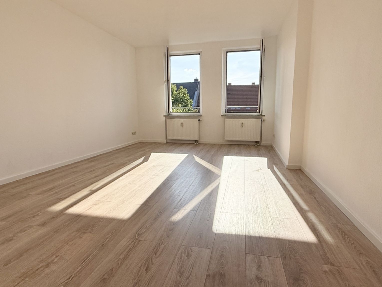 3 Zimmer • Kassberg • Balkon • schickes Laminat • Bad mit Wanne • Dachgeschoss • mal Anschauen !?