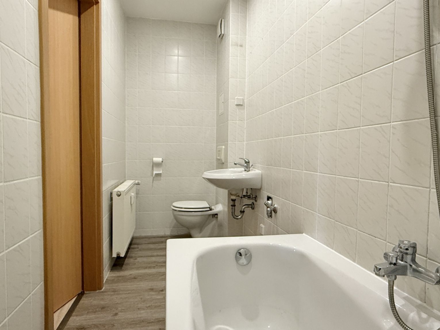3-Raum • Dachgeschoss • schöner Grundriss • Bad mit Wanne • modernes Laminat • gepflegtes Haus