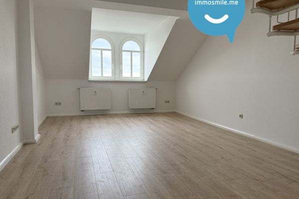 Mal was Anderes • 2 Zimmer • neues Laminat • offene Küche • Haus mit Aufzug • Balken-Flair • TOP!
