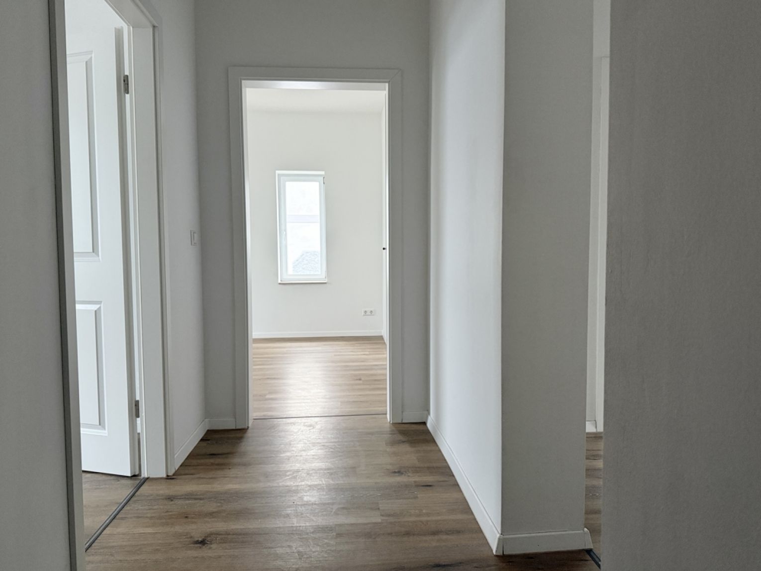 TOP • 5-Zimmer • Balkon • Bad mit Wanne & Dusche • Hochparterre • moderne offene Küche • Stellplatz