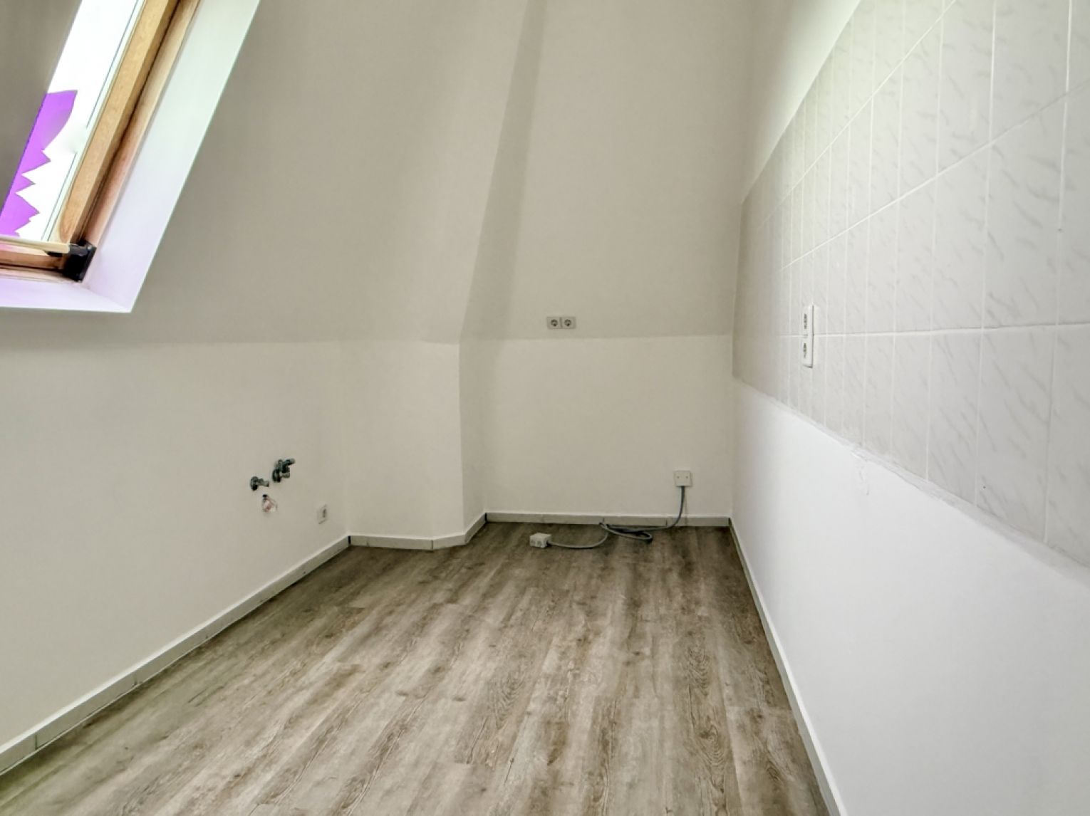 3-Raum • Dachgeschoss • schöner Grundriss • Bad mit Wanne • modernes Laminat • gepflegtes Haus