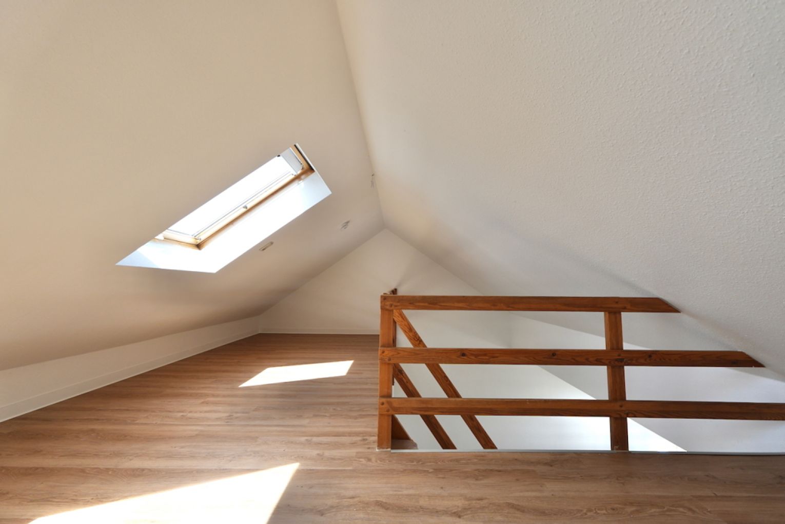 3 Zimmer • Dachgeschoss • Maisonette • mit Einbauküche • in Bernsdorf • jetzt mieten