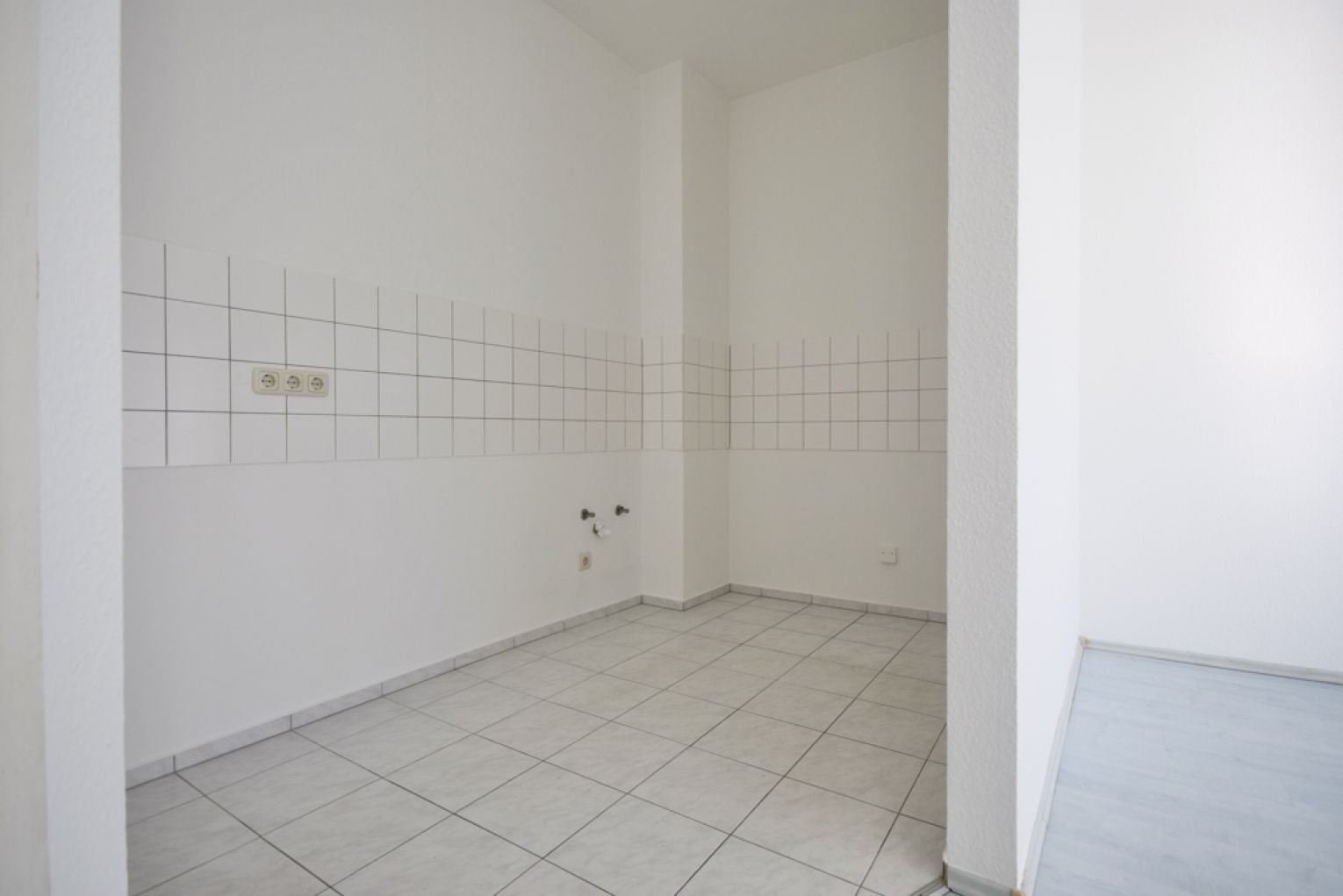 Sonnige 2-Raum Mietwohnung • Balkon • Kaßberg • offene Küche • Aufzug • neues Laminat möglich • TOP!