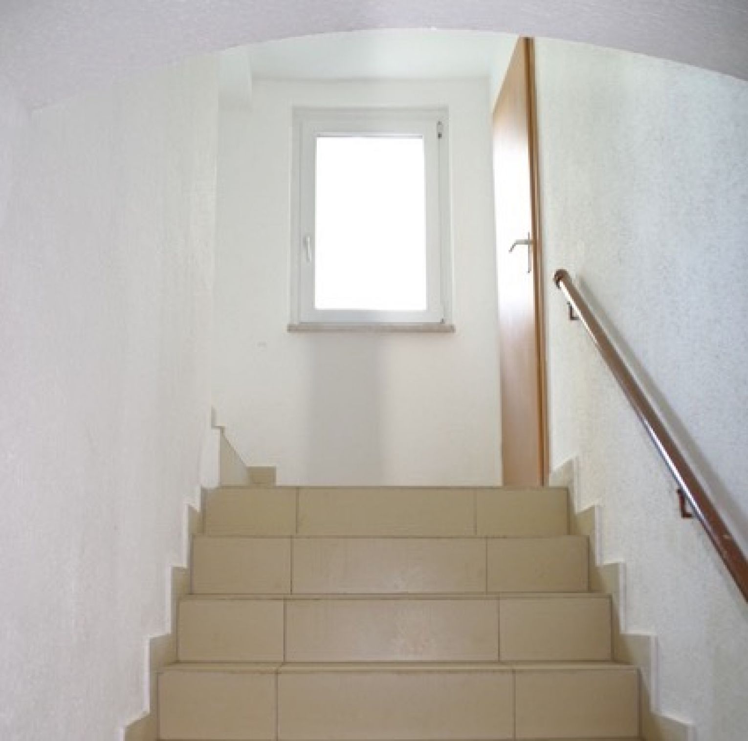 2 Zimmer • kleine Küche • Balkon • innenliegendes Bad mit Wanne • jetzt günstig MIETEN !
