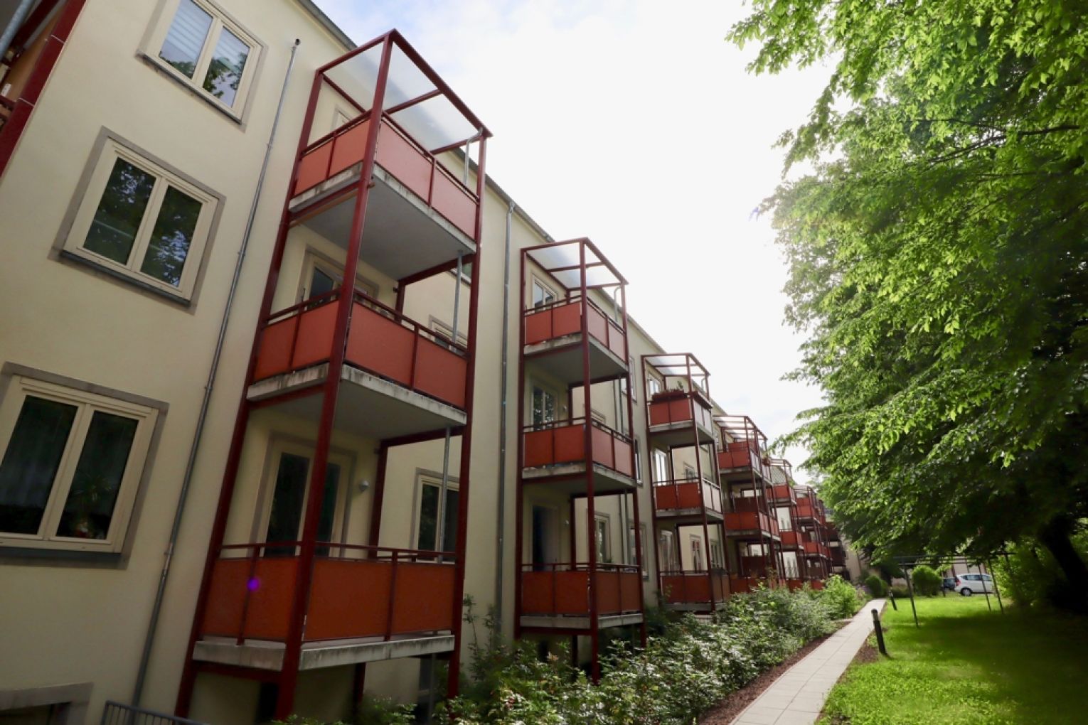 Kapitalanlage • vermietete 2-Zimmer • mit Balkon • Küche • ruhige Wohnsiedlung