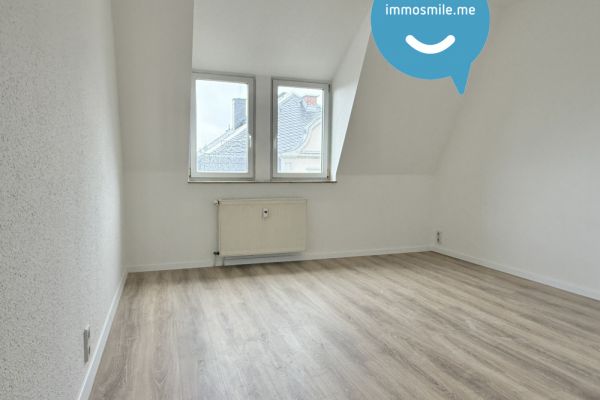 3-Raum • Dachgeschoss • schöner Grundriss • Bad mit Wanne • modernes Laminat • gepflegtes Haus