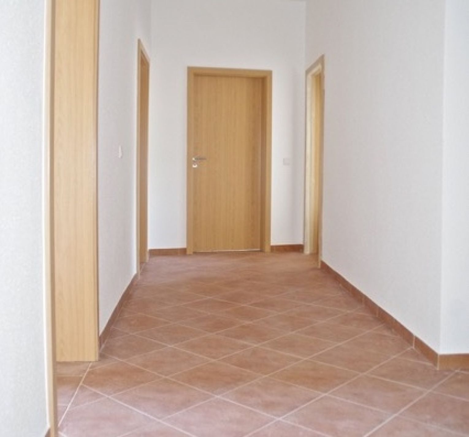 Balkon • 4-Raum • Fussbodenheizung • Bad mit Eckwanne • Stellplatz • Laminat • Wärmedämmung • TOP!