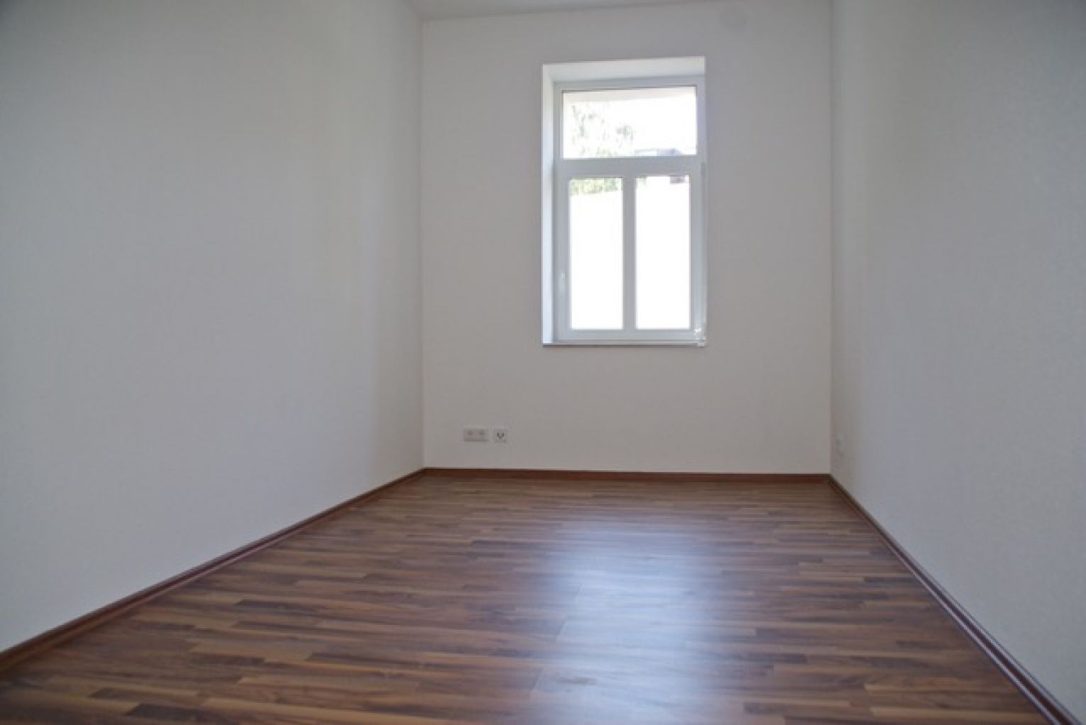 Balkon • 4-Raum • Fussbodenheizung • Bad mit Eckwanne • Stellplatz • Laminat • Wärmedämmung • TOP!