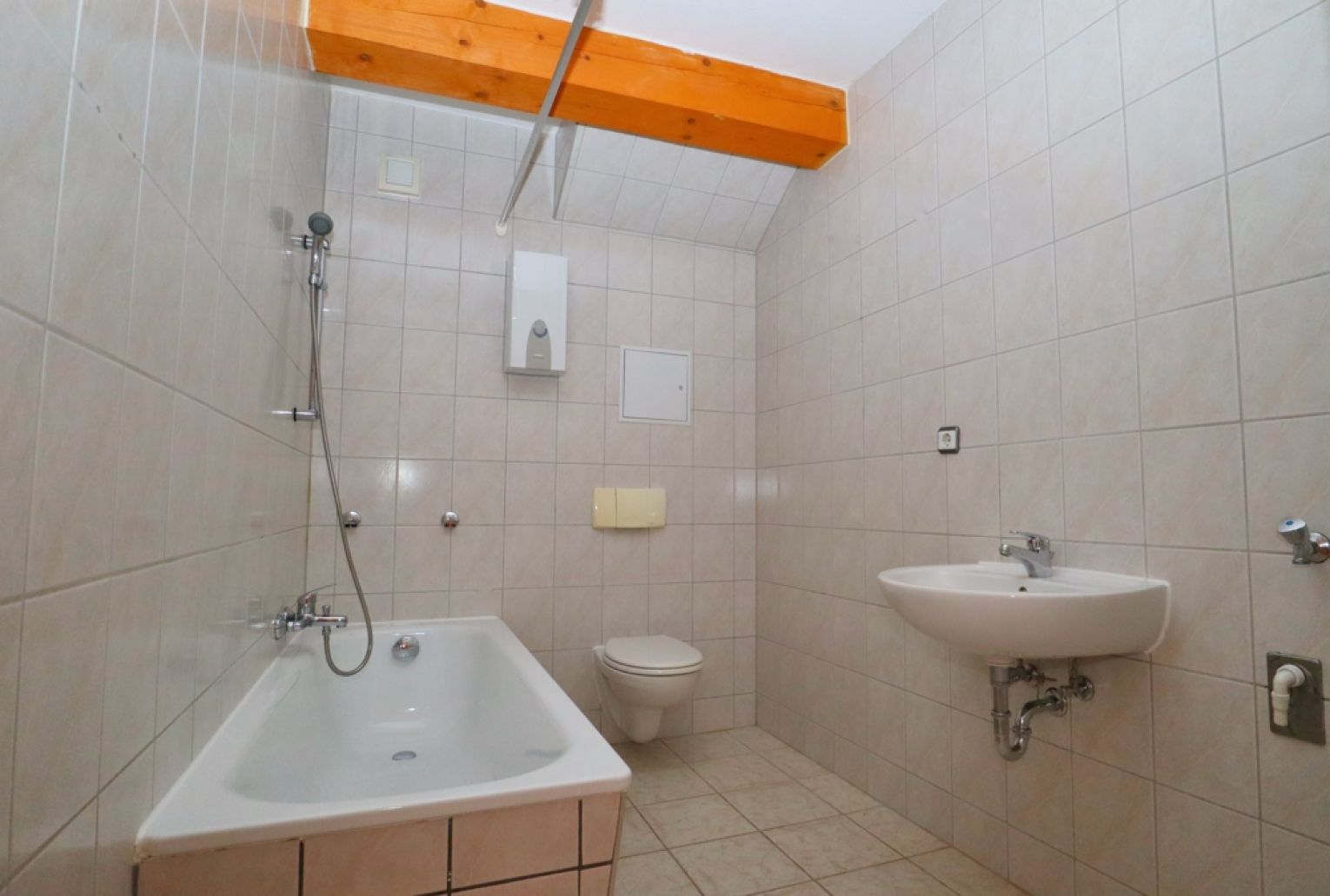 Dachgeschoss • 2-Zimmer • in Schloßchemnitz • zur Miete • eigener Garten • gleich anschauen