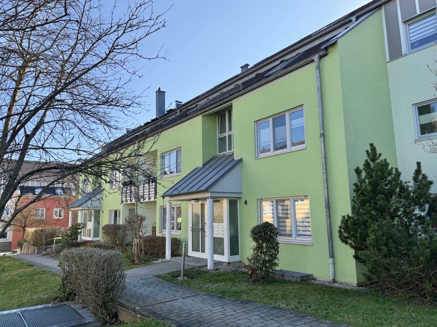 3-Raum-Erdgeschoss Wohnung • Aussenterrasse • Grüna • Tiefgarage • modernes Laminat • beliebte Lage