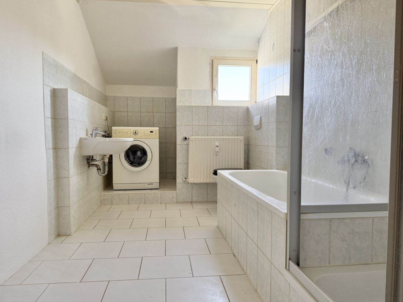 viiiel Platz • 2 Zimmer • Einbauküche • Dusche & Wanne • Tageslichtbad • Dachgeschoss