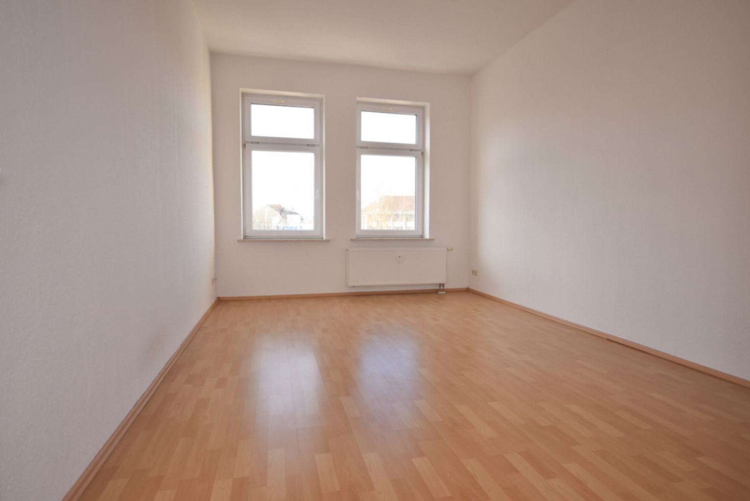 Uninah • 4 Zimmer • modernes Tageslichtbad mit Dusche • sonnig • Laminat • jetzt zugreifen !