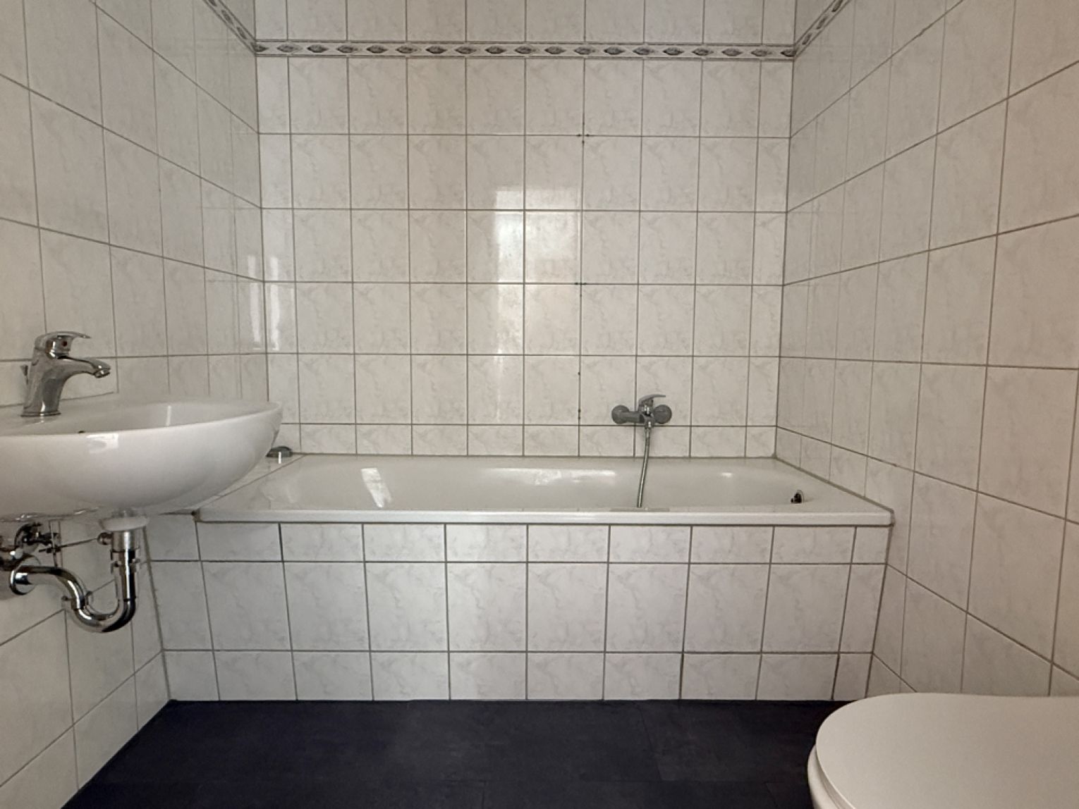 3 Zimmer • Kassberg • Balkon • schickes Laminat • Bad mit Wanne • Dachgeschoss • mal Anschauen !?