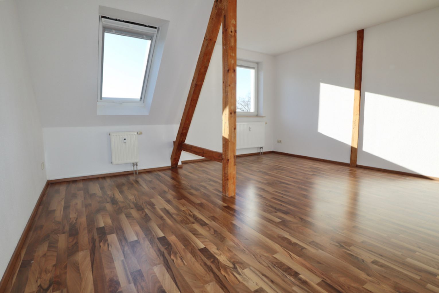 Traumhafter Ausblick • Tageslichtbad mit Wanne • 3-Raum • Laminat • Balkon • schnell sein!