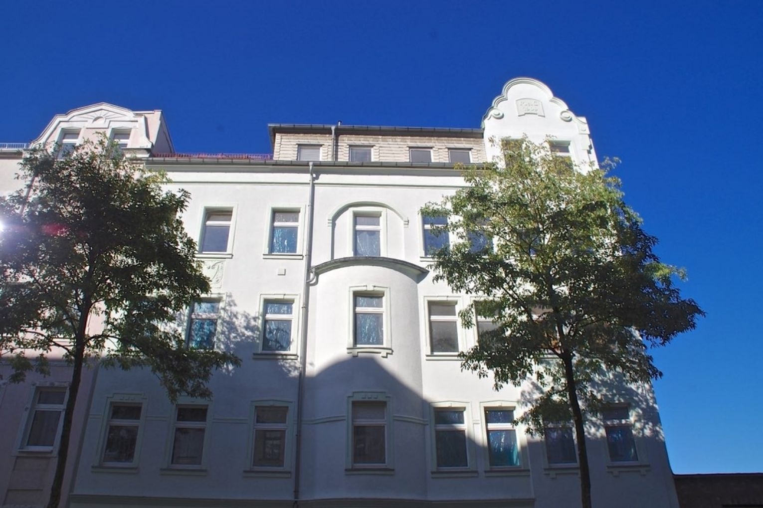 Tageslichtbad mit Wanne und Dusche • modernes Laminat • Abstellraum • Gartenmitbenutzung