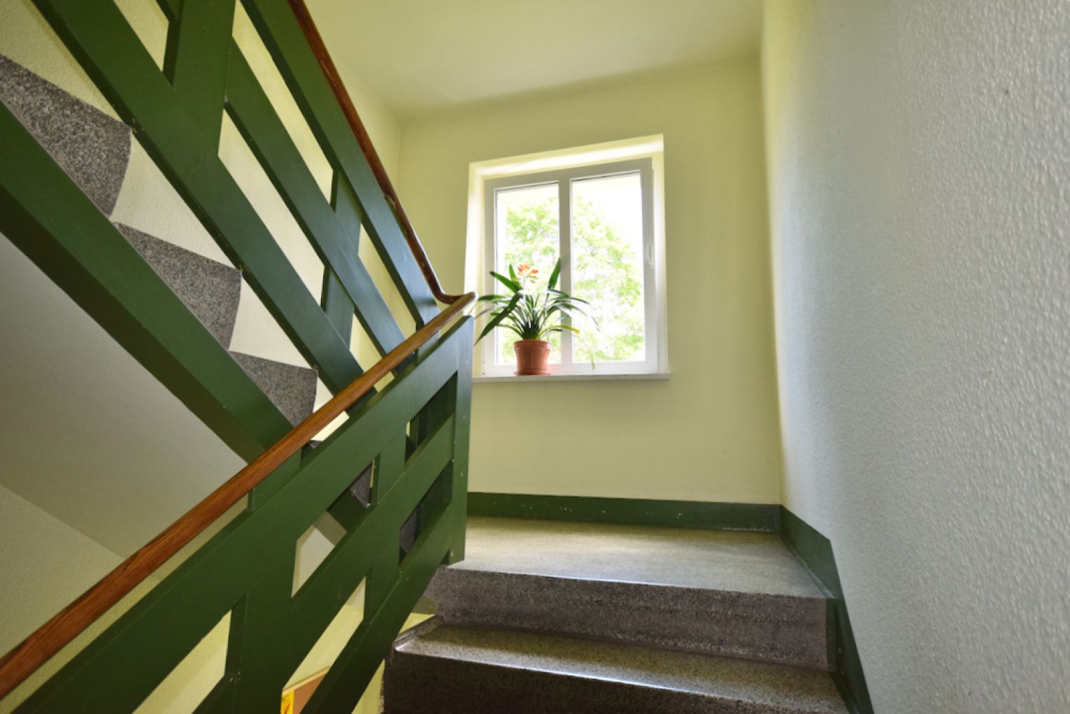 3-Zimmer Wohnung • renoviert • Balkon •  Bad mit Wanne und Fenster • Laminat • gleich anschauen!?