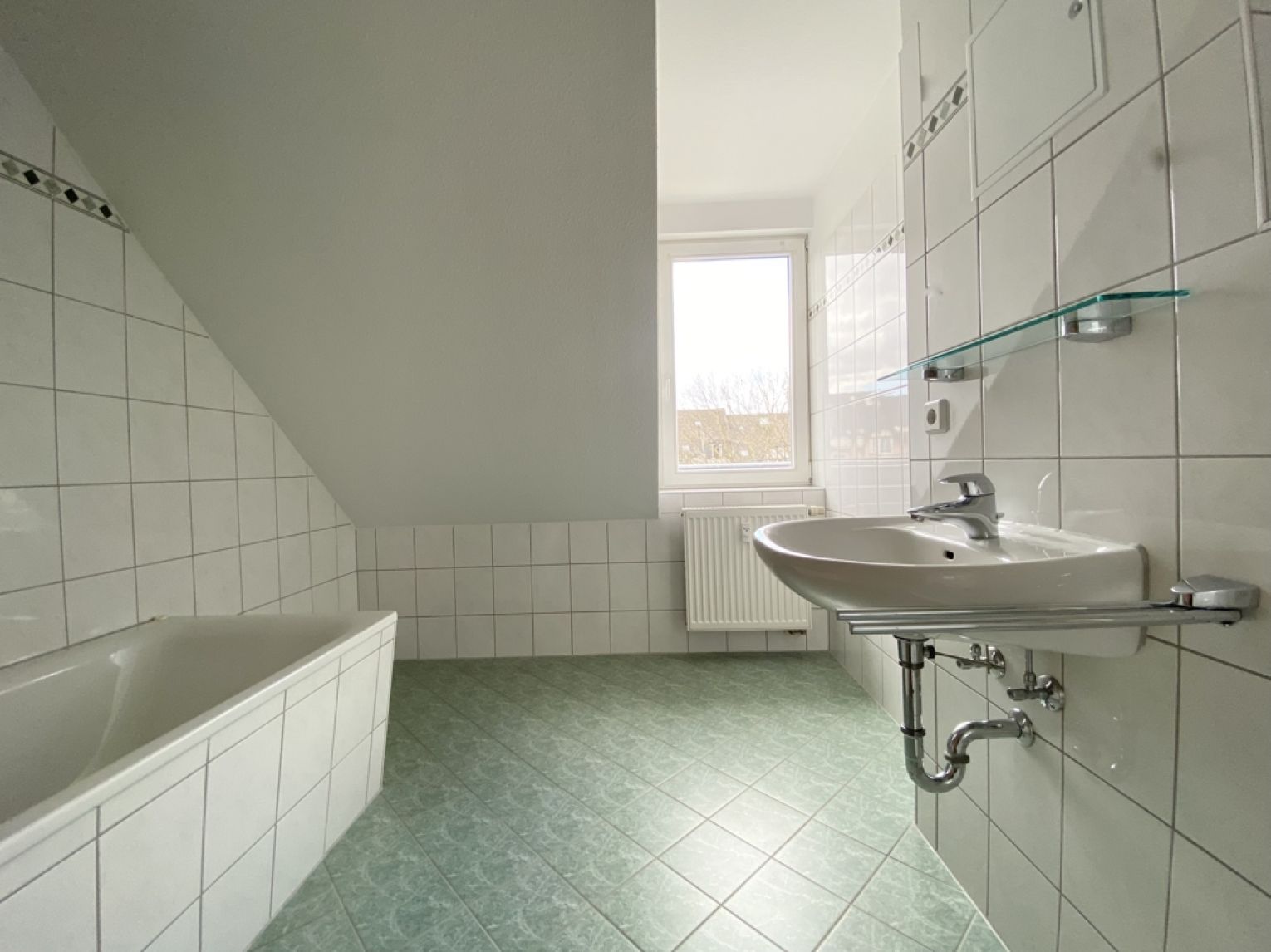 1 Zimmer • Dachgeschoss • mit Balkon • vermietet • Eigentumswohnung • in Chemnitz • Kappel