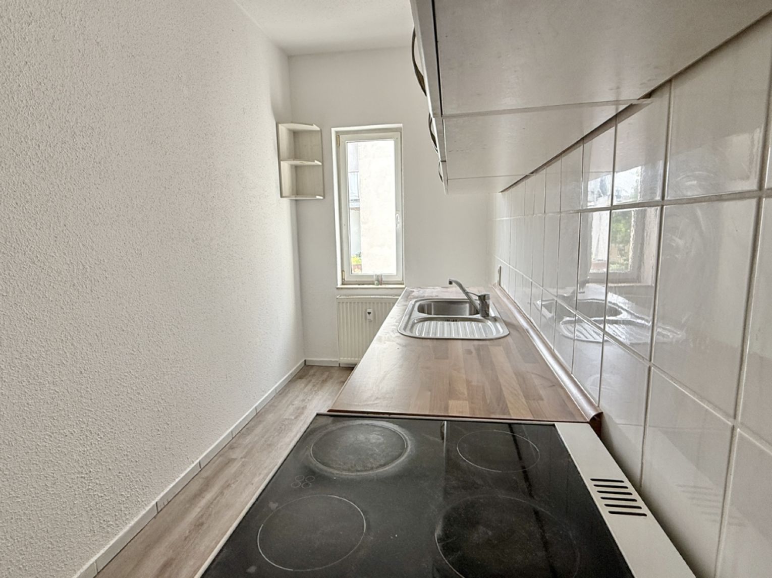 Einbauküche • Balkon • 3-Raum • modernes Laminat • praktischer Grundriss • Bad mit Wanne • zur Miete