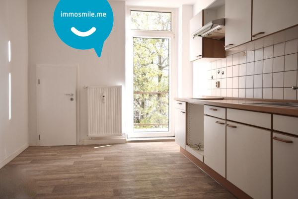 modernes Laminat • Tageslichtbad • Südbalkon • 2 Raumwohnung • Einbauküche