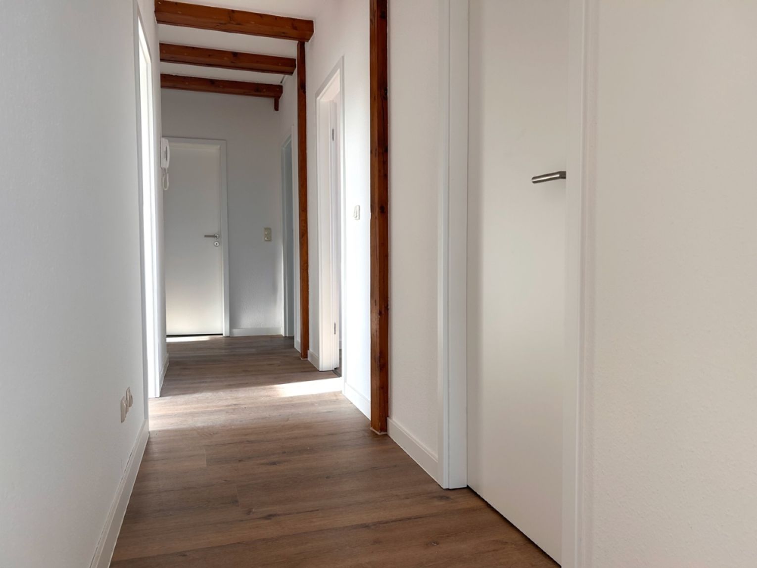 ERSTBEZUG • 4 Zimmer • Dachgeschoss-Wohnung • Balken und Schrägen • mit Carport • in Schönau