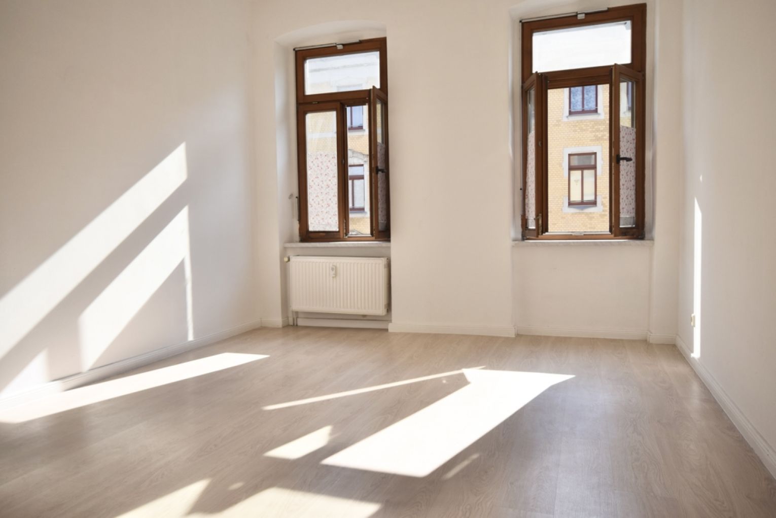 2 Zimmer • Bad mit Fenster • Einbauküche • hell & sonnig • Haus mit Aufzug • Was will man mehr :-)