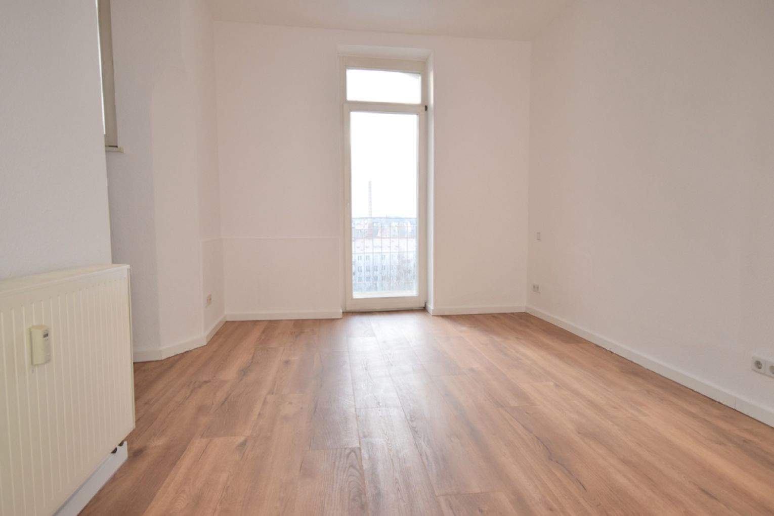 Jugendstil • Stuck • 3-Zimmer • Balkon • Wohlfühlatmosphäre • schickes Laminat • TOP!
