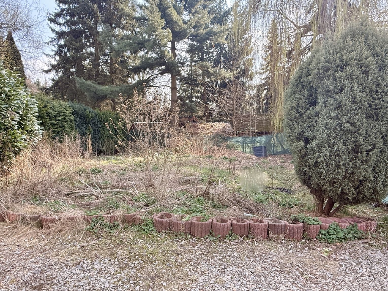 Gute Ausgangsbasis • Reihenmittelhaus • 3 Etagen • viel Platz • sanierungsbedürftig • Garagen