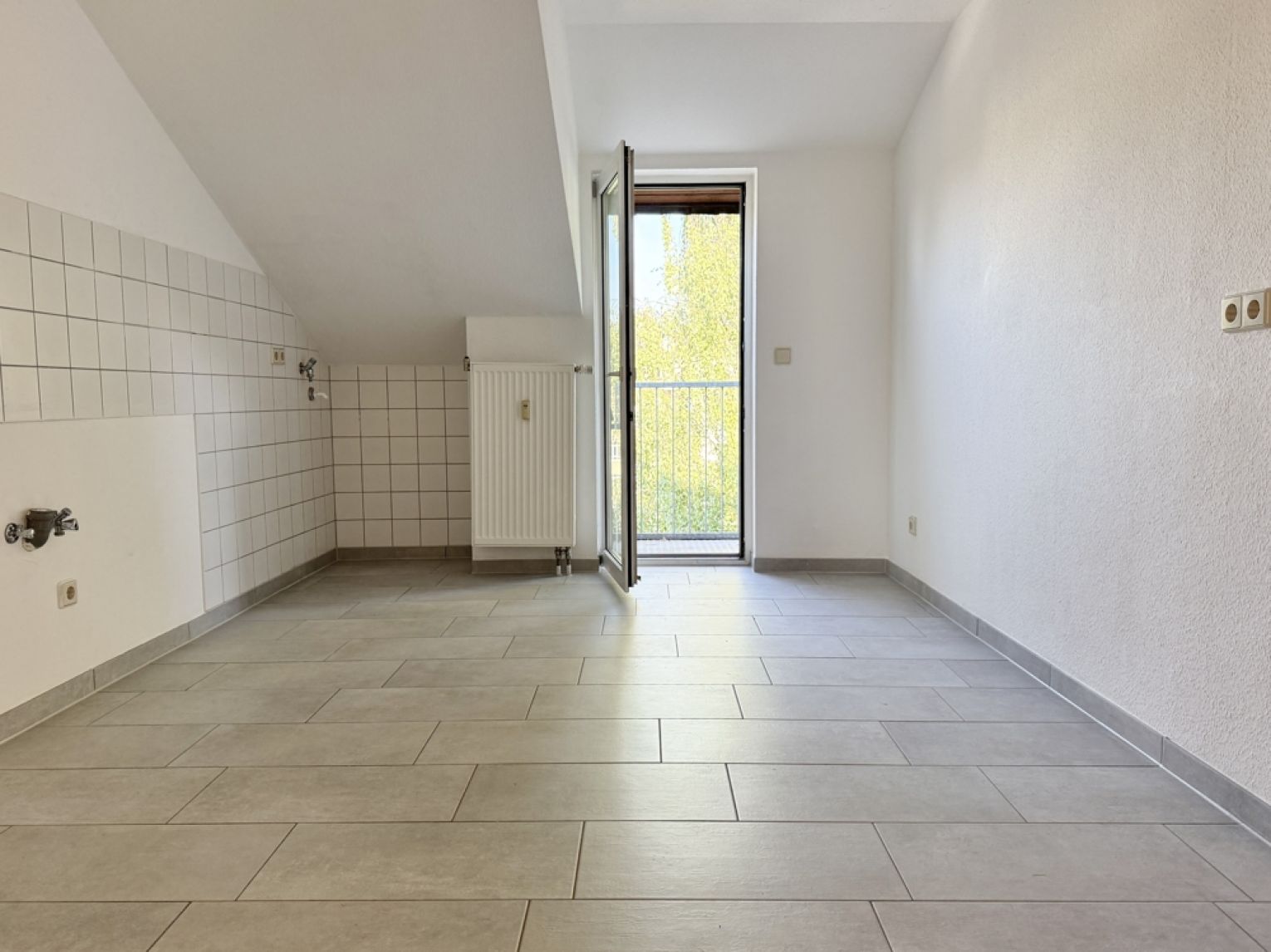 3 Zimmer • Kassberg • Balkon • schickes Laminat • Bad mit Wanne • Dachgeschoss • mal Anschauen !?