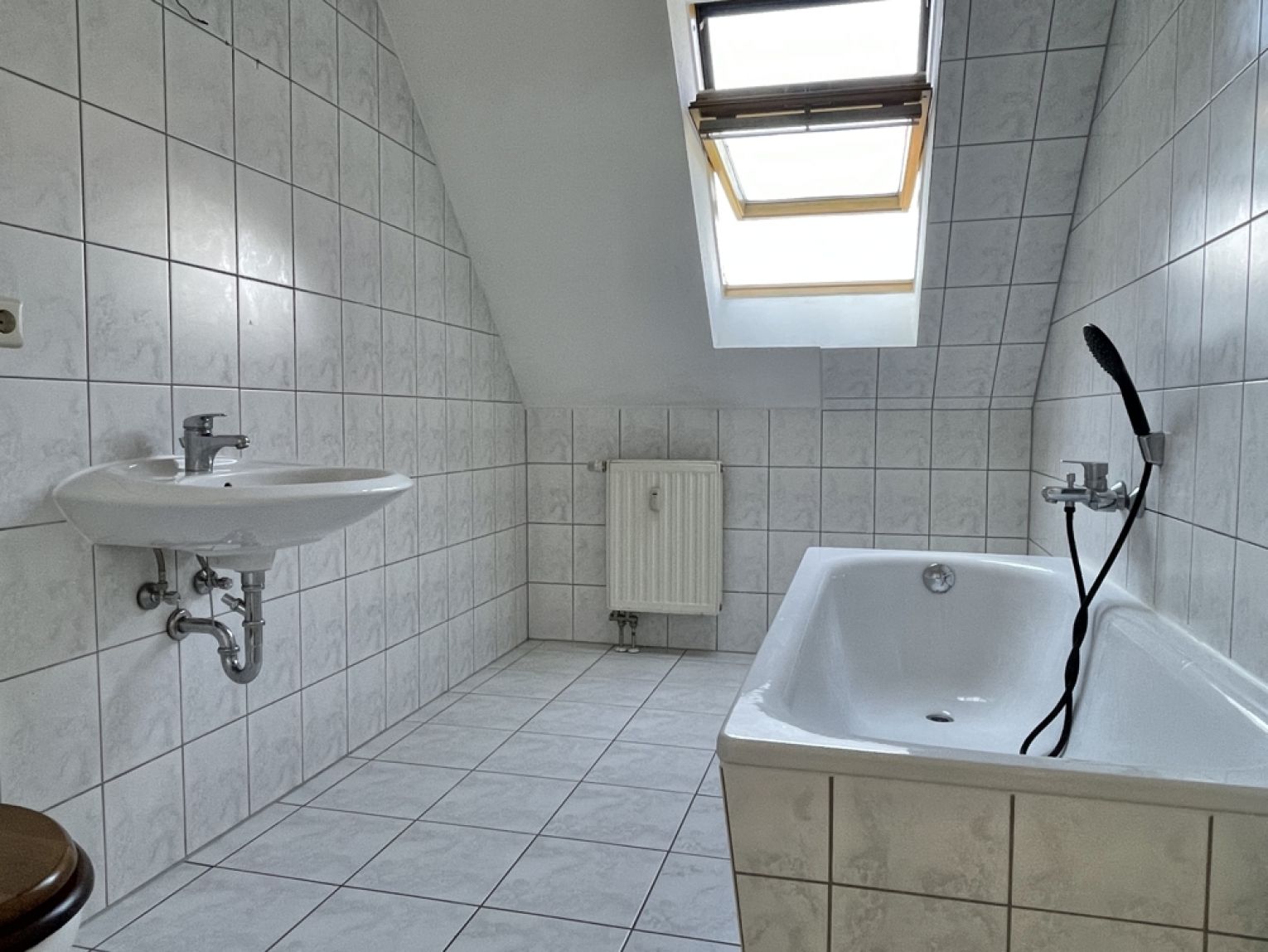 eindrucksvolle Glasfront • Tageslichtbad mit Wanne • Stellplatz • Laminat • sofort beziehbar • TOP!