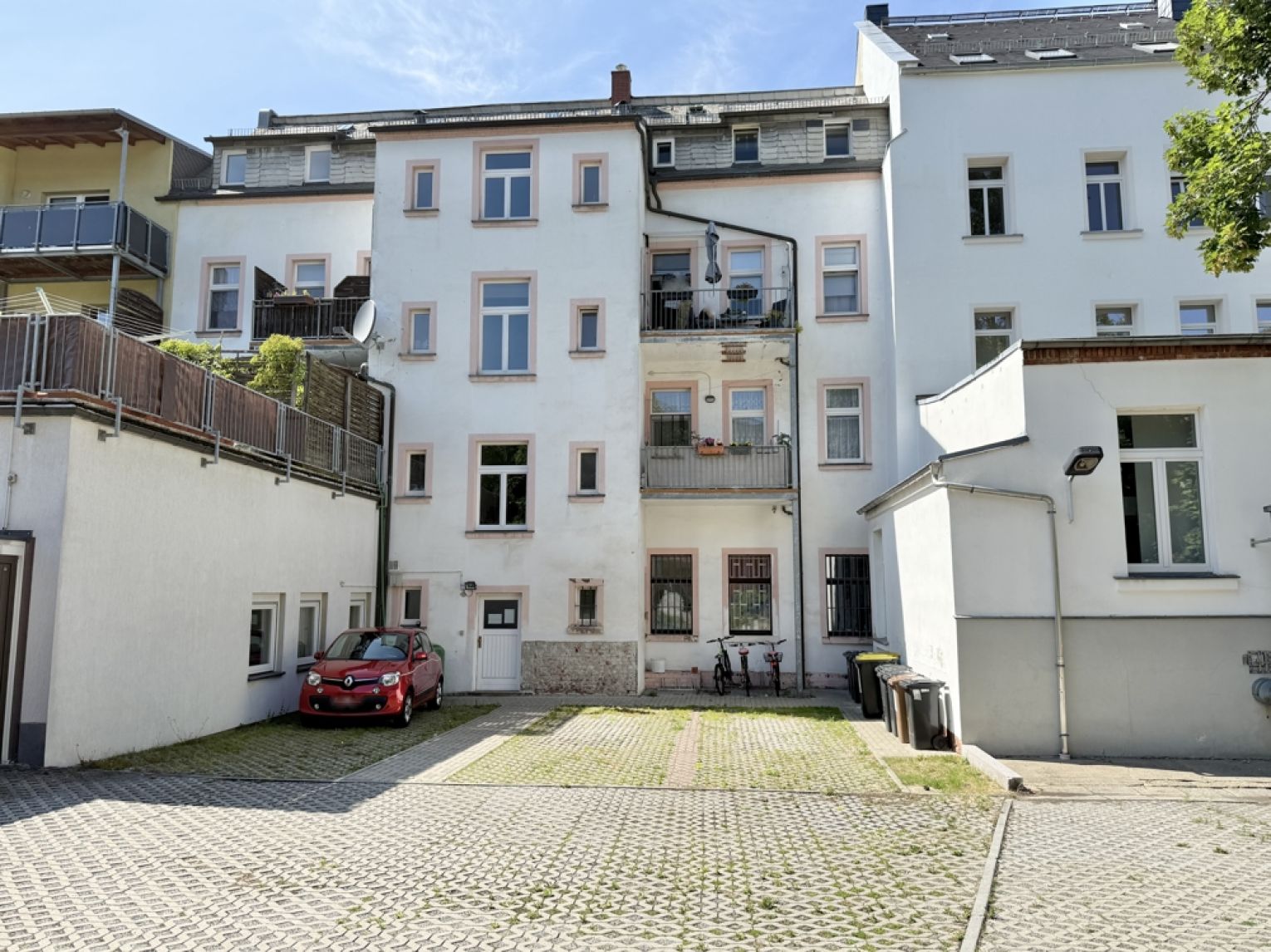 viiiel Platz • 2 Zimmer • Einbauküche • Dusche & Wanne • Tageslichtbad • Dachgeschoss