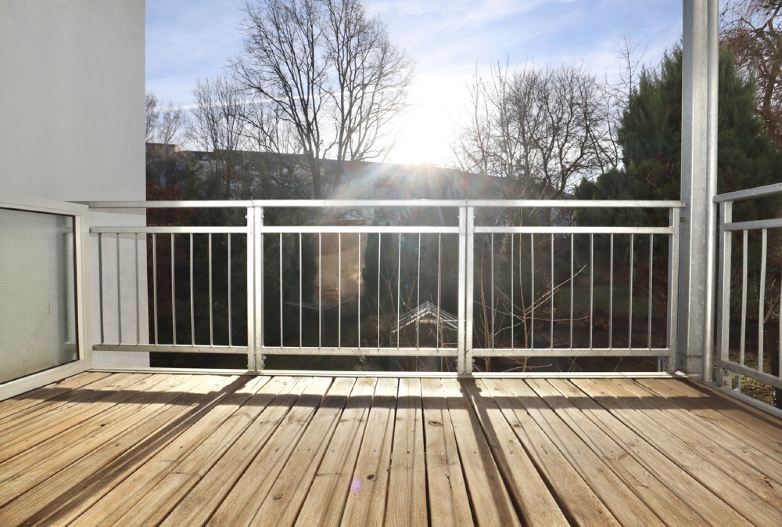 2 Zimmer • Bad mit Wanne, Dusche und Fenster • großer Balkon • modernes Laminat • in Hilbersdorf