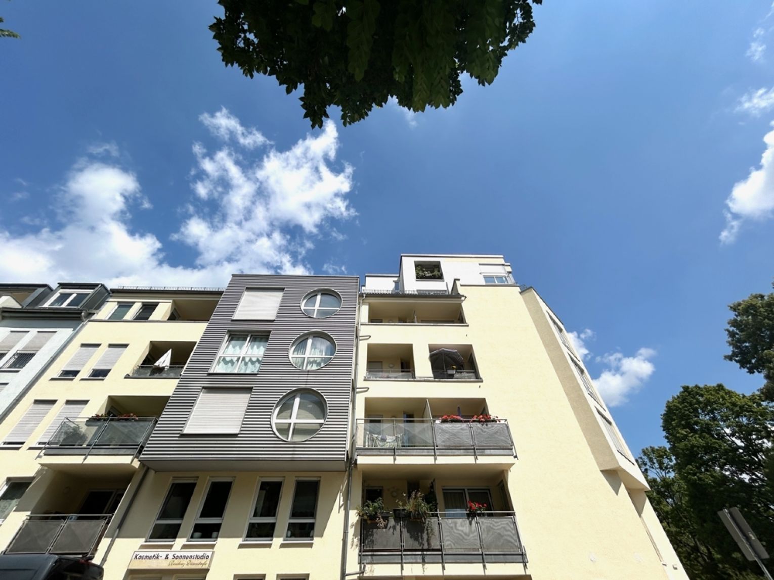 2 Zimmer • individuell • mit Aufzug • Balkon • lichtdurchflutete Räume • mit Stellplatz