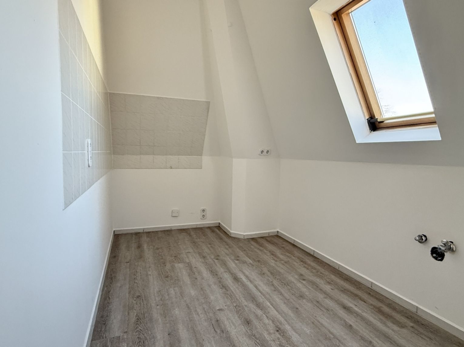 3-Raum Wohnung • frisch renoviert • Bad mit Wanne • Stellplatz • Dachschrägen • Termin vereinbaren?