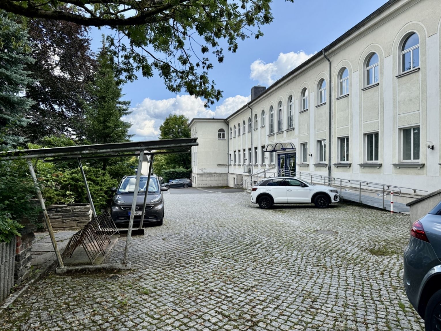 Gewerbeeinheit • 104qm • gepflegter Zustand • Einbauküche • in bekanntem Ärztehaus • 5 Raum