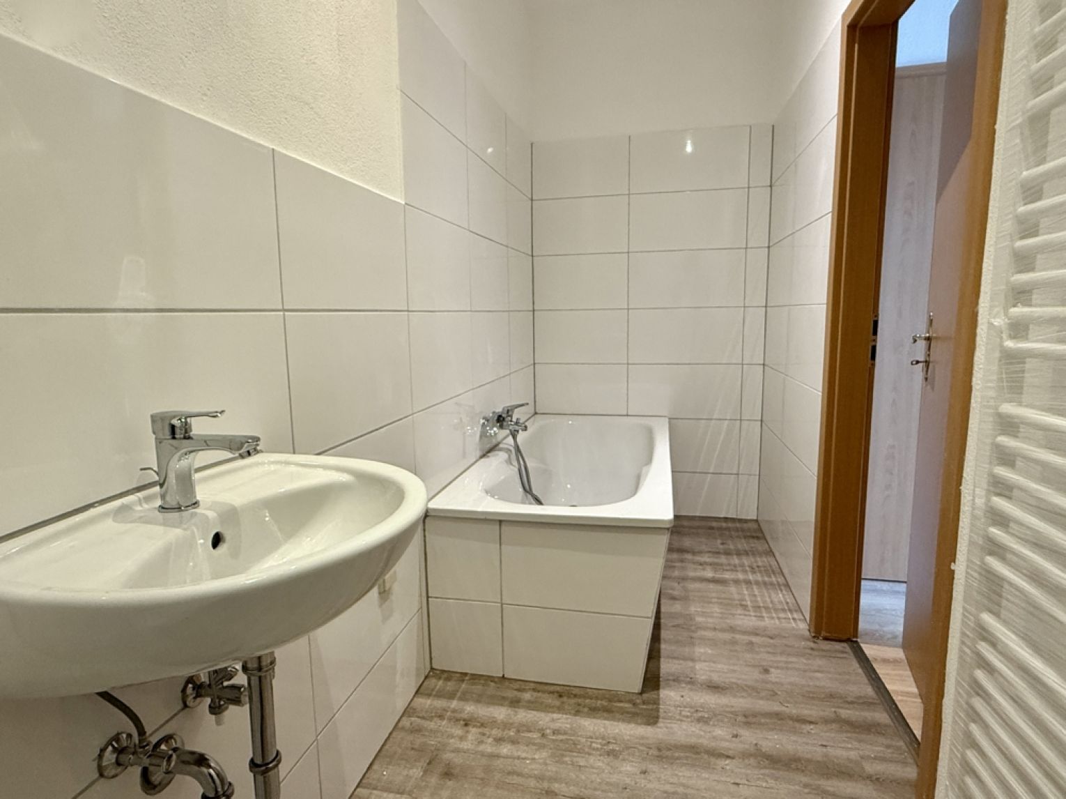 Einbauküche • Balkon • 3-Raum • modernes Laminat • praktischer Grundriss • Bad mit Wanne • zur Miete
