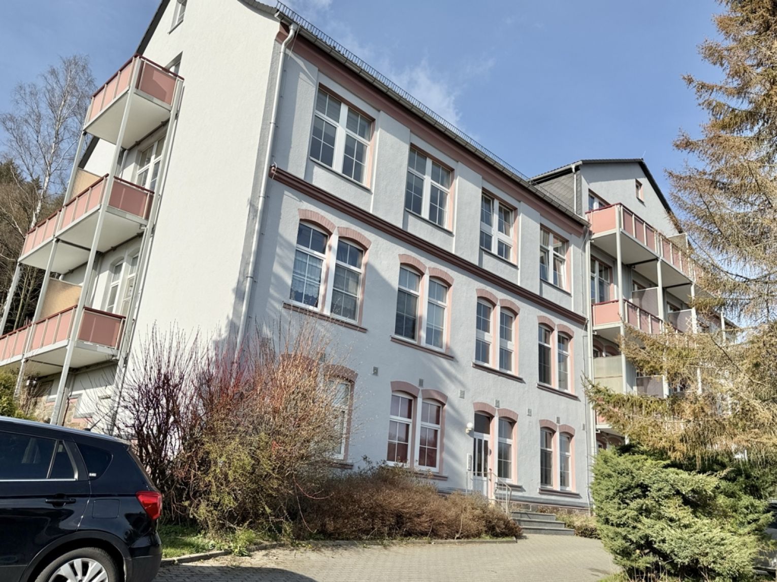 5 Zimmer • 2 Balkone • ruhig gelegen • Laminat • Stellplatz • 2 Bäder •