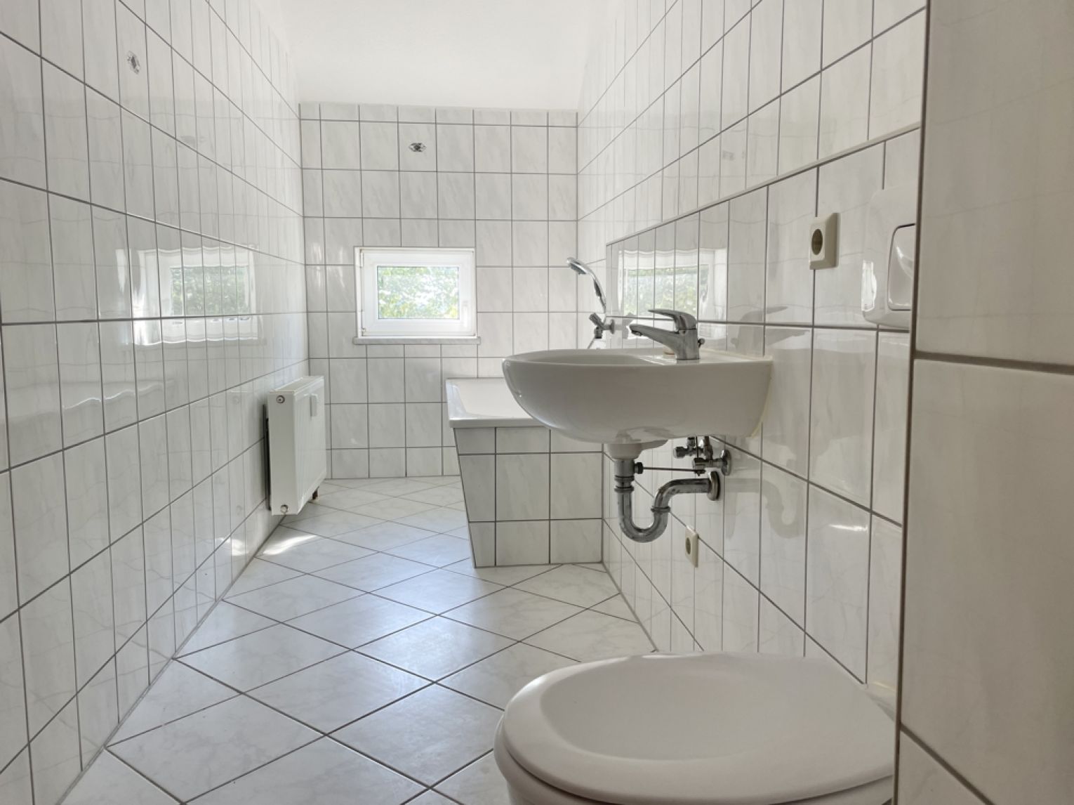 2-Raum • ruhige Lage • Chemnitz • mit Balkon • viel Grün • Laminat • Tageslichtbad • Anmieten!