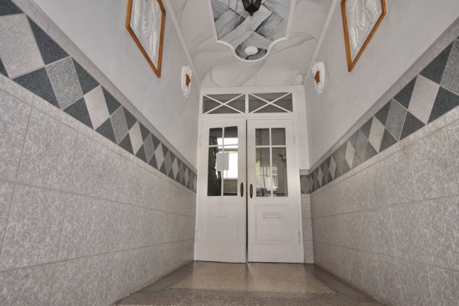 modernes Laminat • Tageslichtbad • Südbalkon • 2 Raumwohnung • Einbauküche