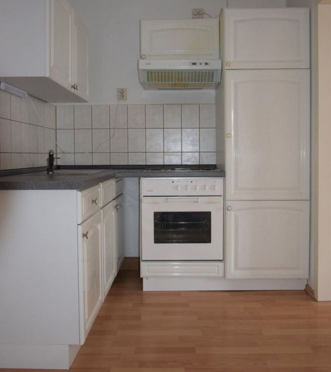 Dachgeschoss • Kaßberg • 2 Zimmer • Einbauküche • Bad mit Fenster • Laminat • zur Miete