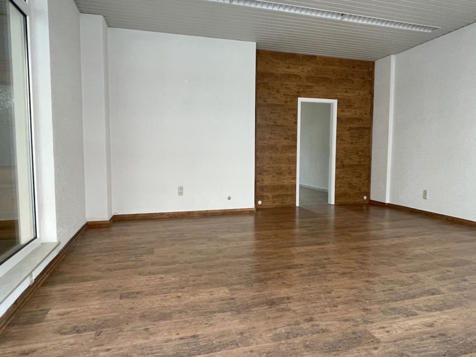 Wohnen und Gewerbe • solide Basis • DG zum Selbstausbau • 3 Wohnungen • Büro im Erdgeschoss • Passt!
