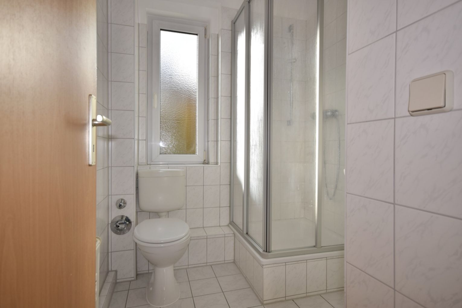 1-Raum Apartment • Laminat • Tageslichtbad mit Dusche • Stellplatz • Kaßberg • Anschauen & Mieten
