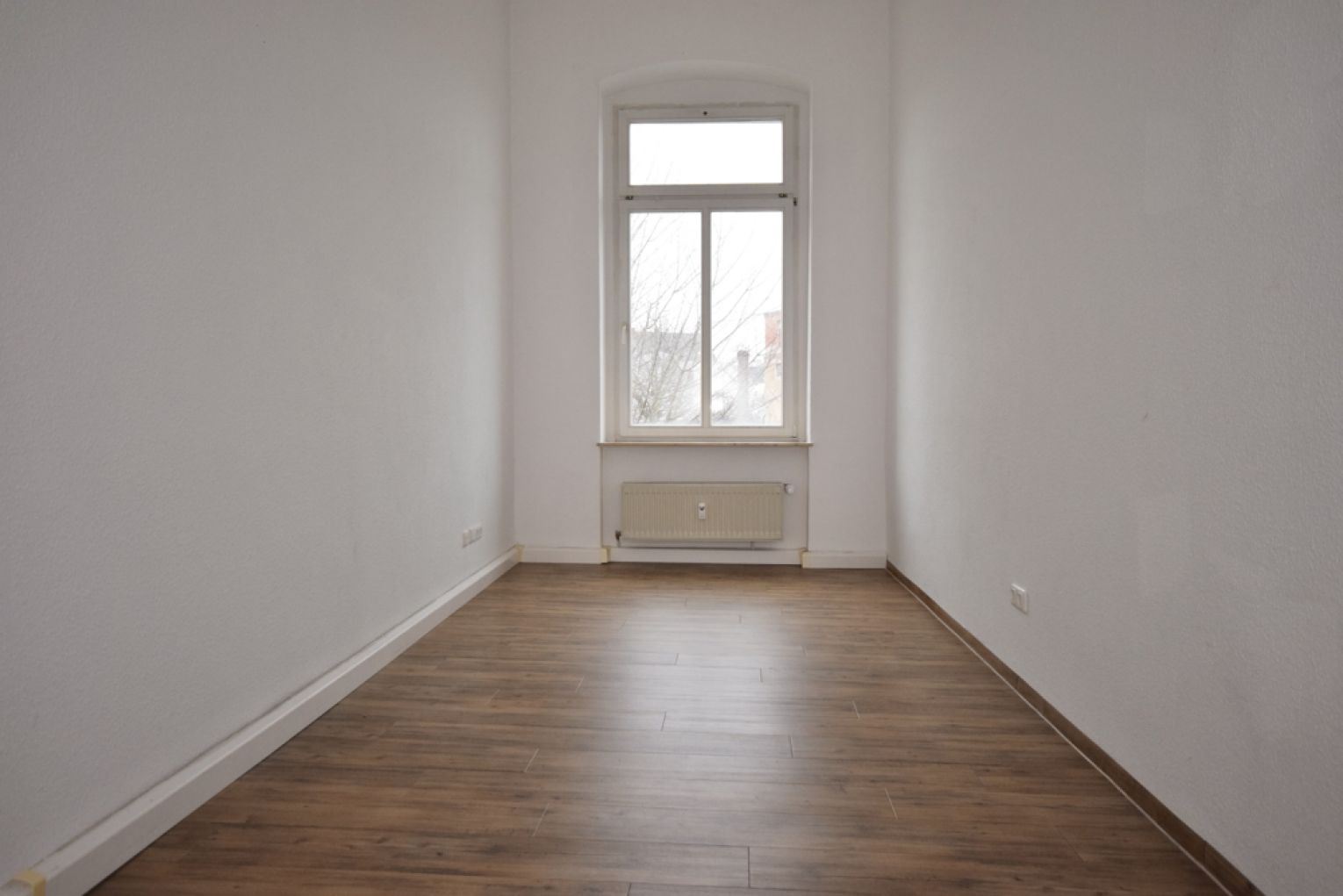 Eindrucksvolle große Räume • Sanitäranlage mit Wanne & Dusche • Laminat • Teeküche • jetzt Mieten